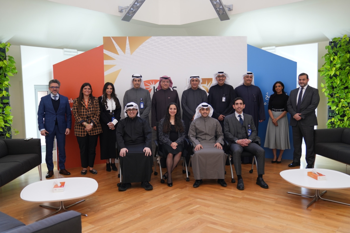 الفليج ومحمد الخرافي وزيد الصقر وعماد العبلاني وأمير حنا وجاد زخور مع د. بسام الفيلي وفريق «الوطني» المشارك في تحدي الابتكار