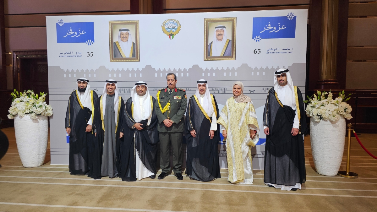 الوزير المفوض محمد الزعبي وأعضاء سفارة الكويت بالدوحة