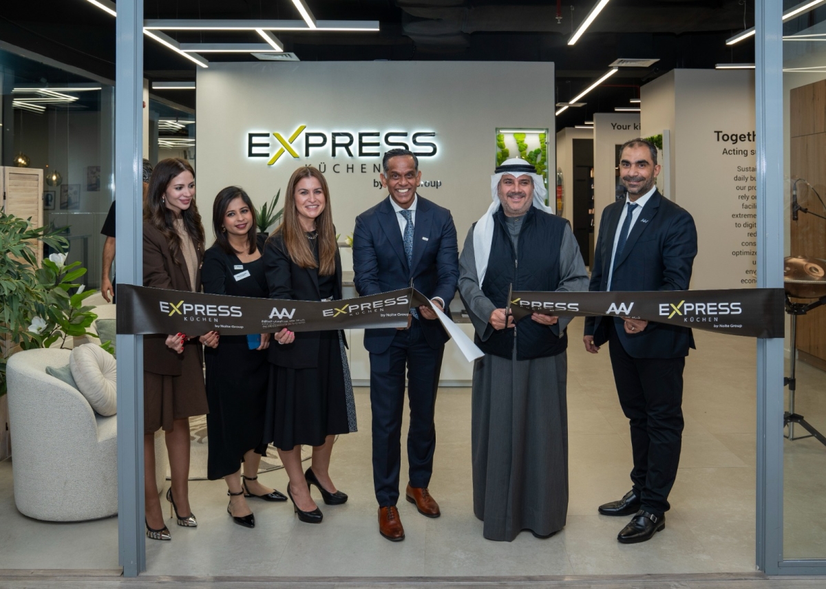 قص شريط افتتاح المعرض