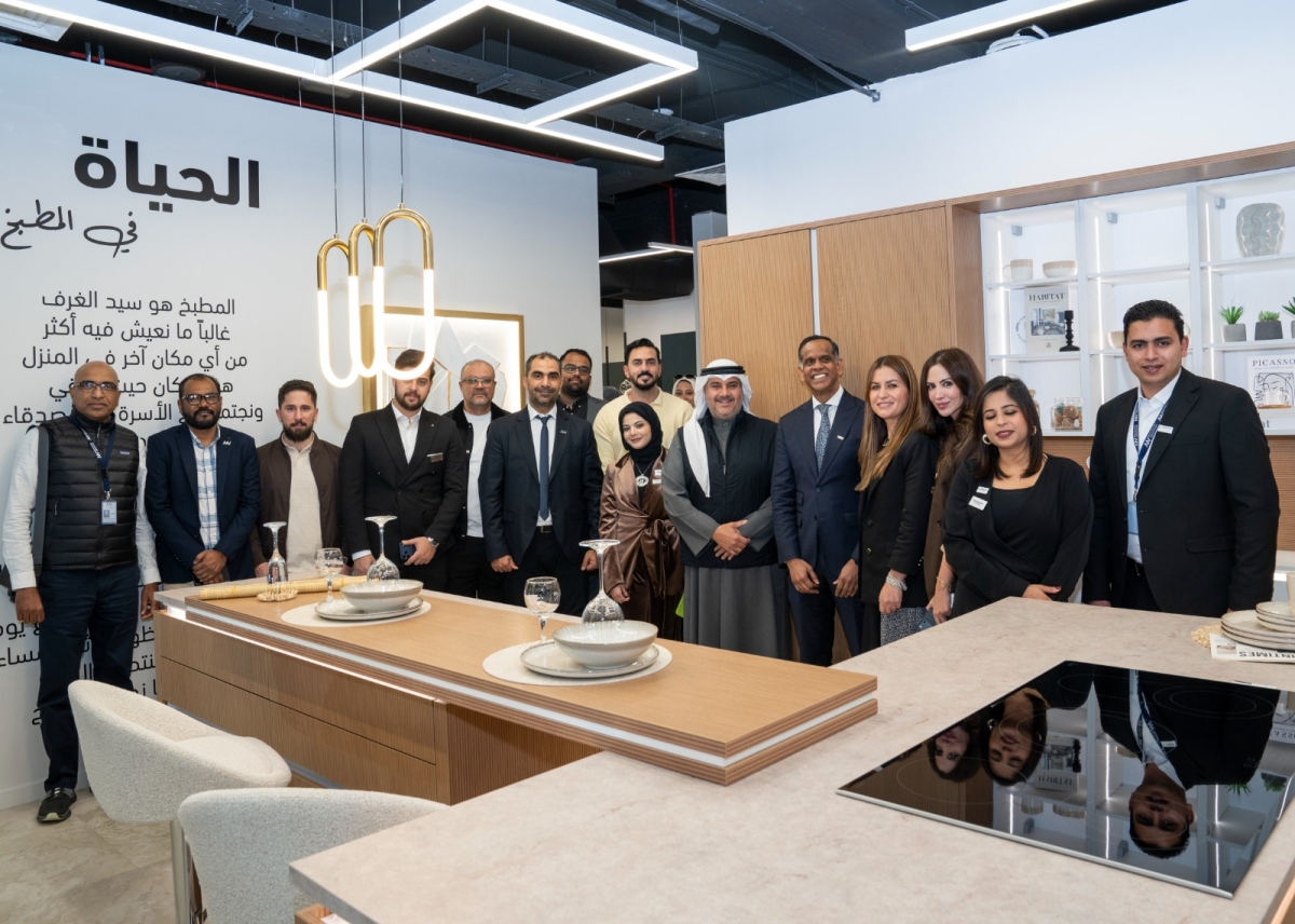 لقطة جماعية في أحد أجنحة المعرض