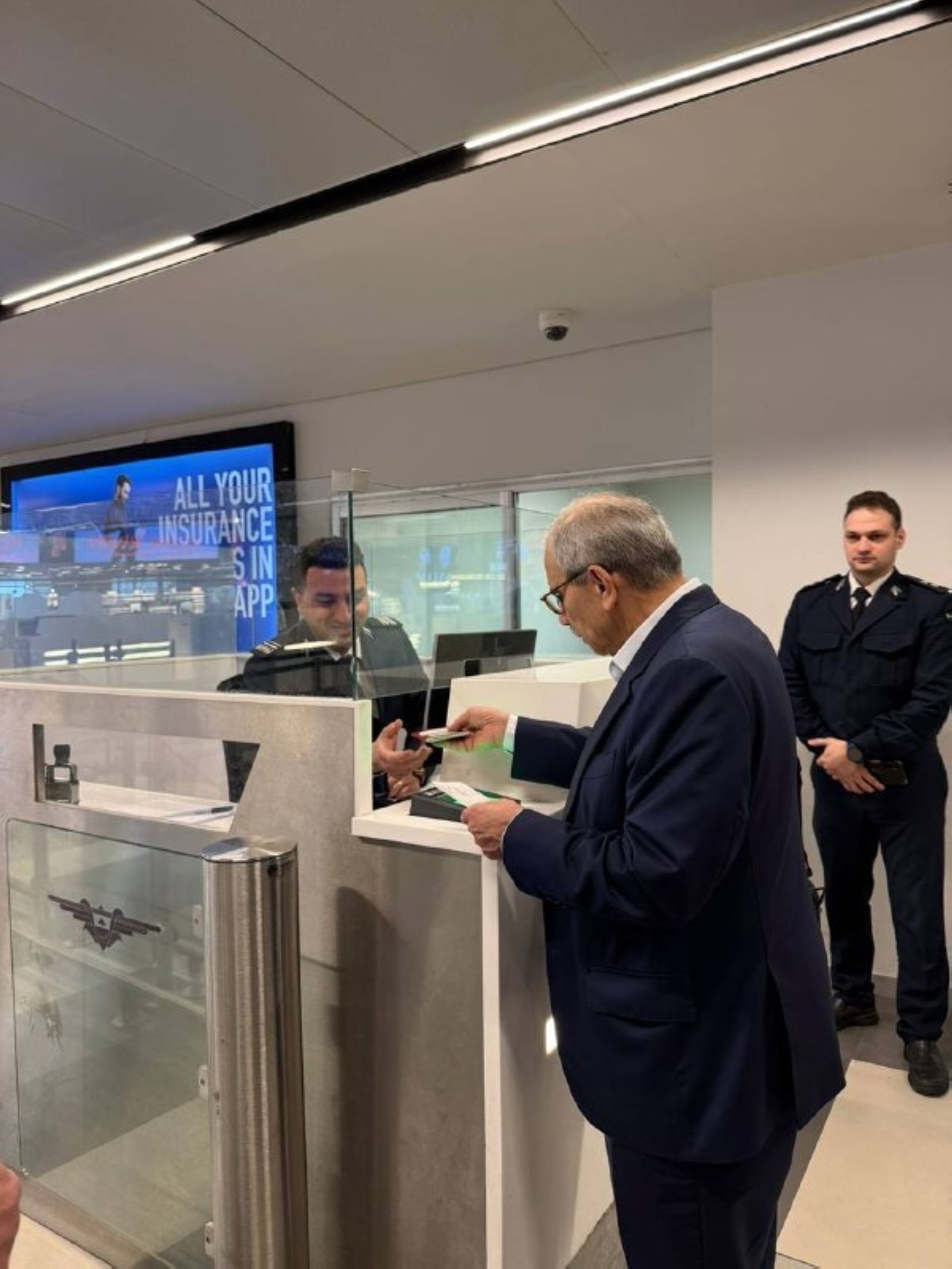 سلام يُنهي إجراءات سفره بنفسه في مطار رفيق الحريري