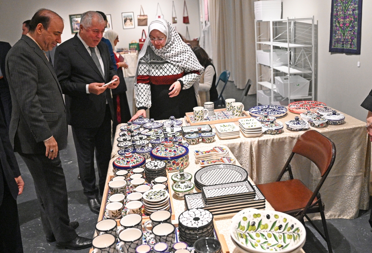عميد السلك الدبلوماسي وسفير إيران خلال جولة في المعرض (تصوير نايف العقلة)