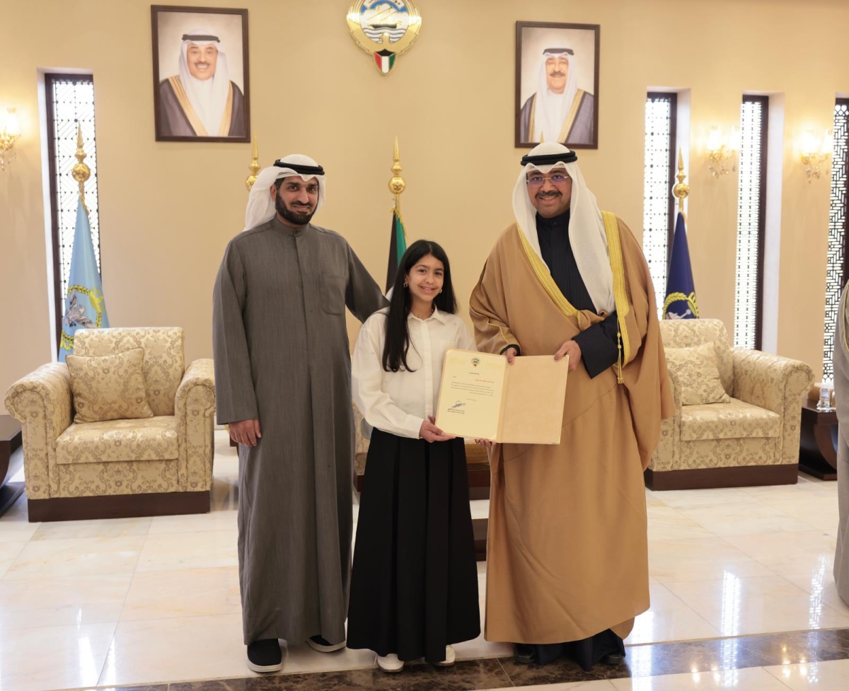 وزير الدفاع يكرّم طفلة من حفظة كتاب الله 