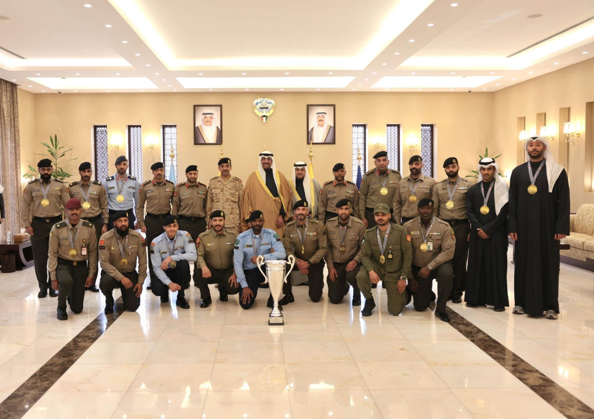 وزير الدفاع في صورة جماعية مع فريق الجيش لكرة السلة