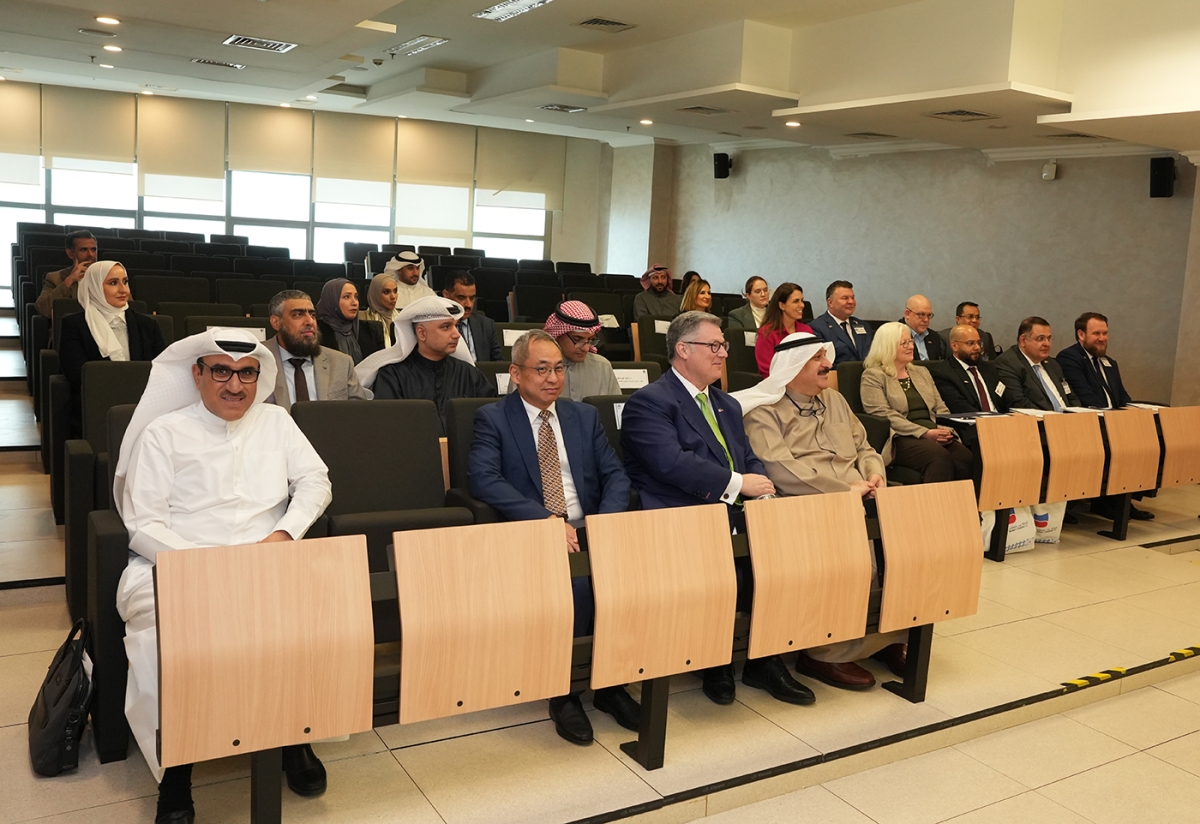 جانب من اجتماع وزير الصحة مع ممثلي المستشفيات والشركات الطبية الأميركية 