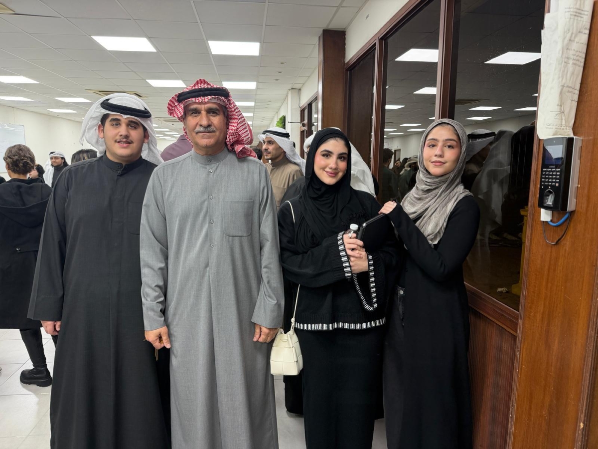 فالح المطيري مع عدد من طلبة المعهد