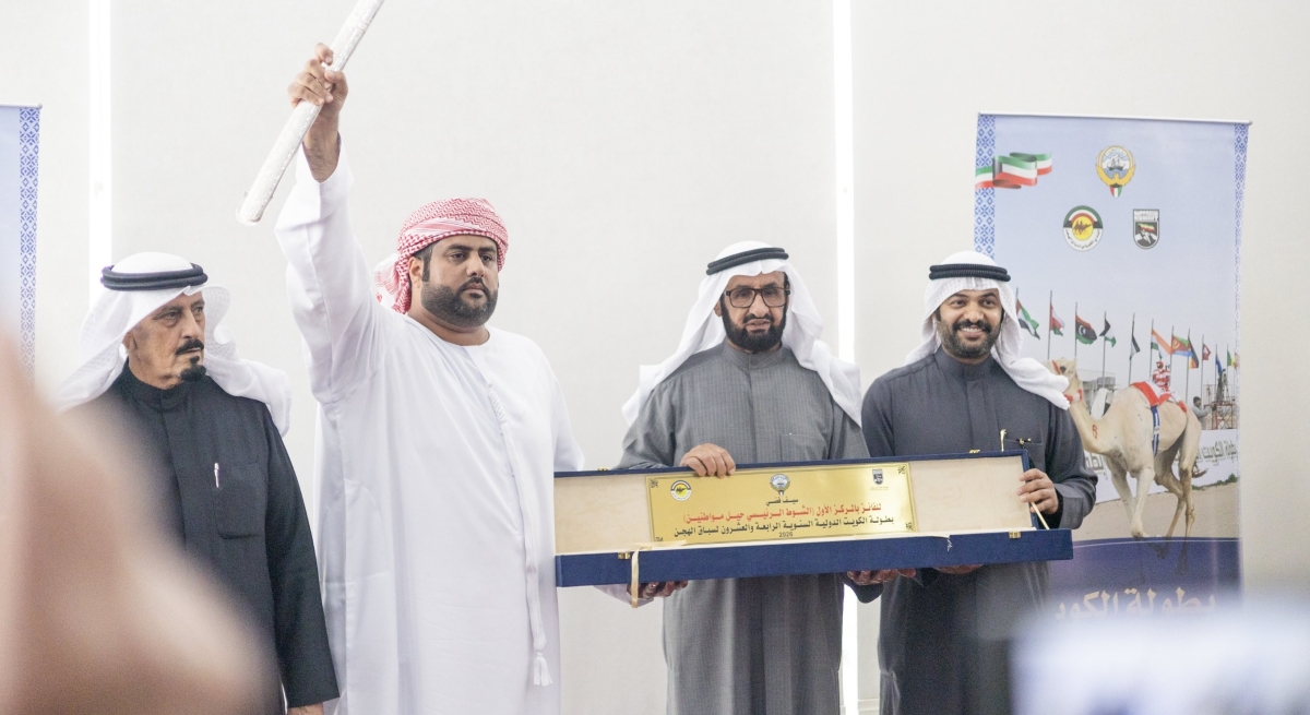 السعيدي يسلم السيف الذهبي