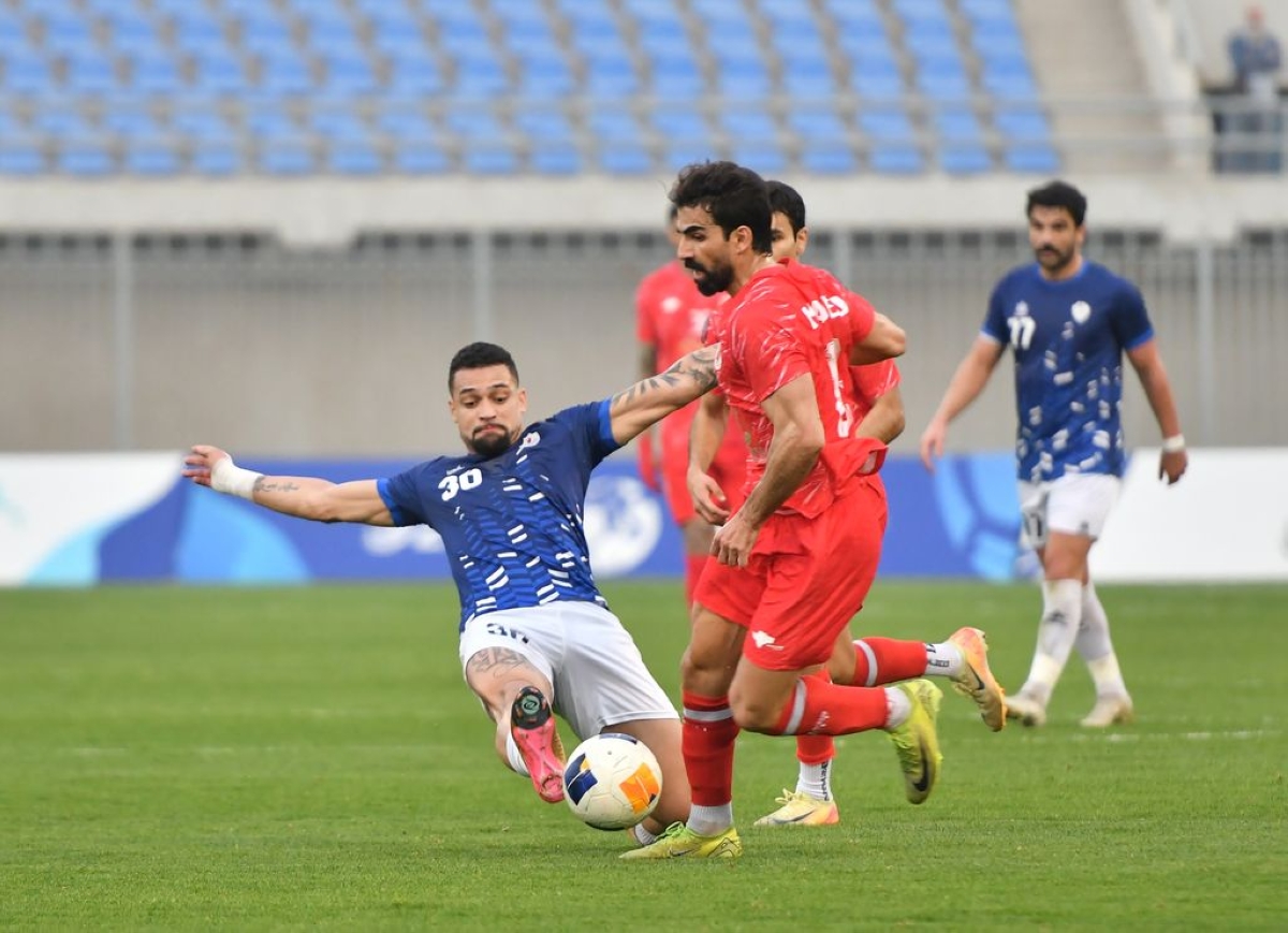 كرة مشتركة بين لوكاس وعلي الدوخي