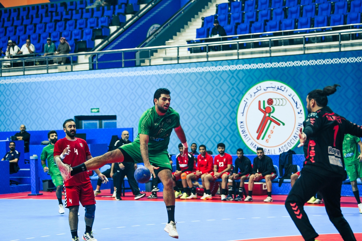 لاعب العربي يصوب على مرمى الصليبخات