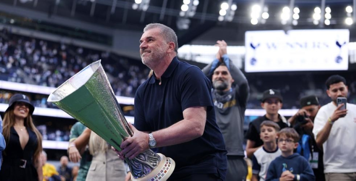 أنجي بوستيكوغلو حاملاً كأس الدوري الأوروبي