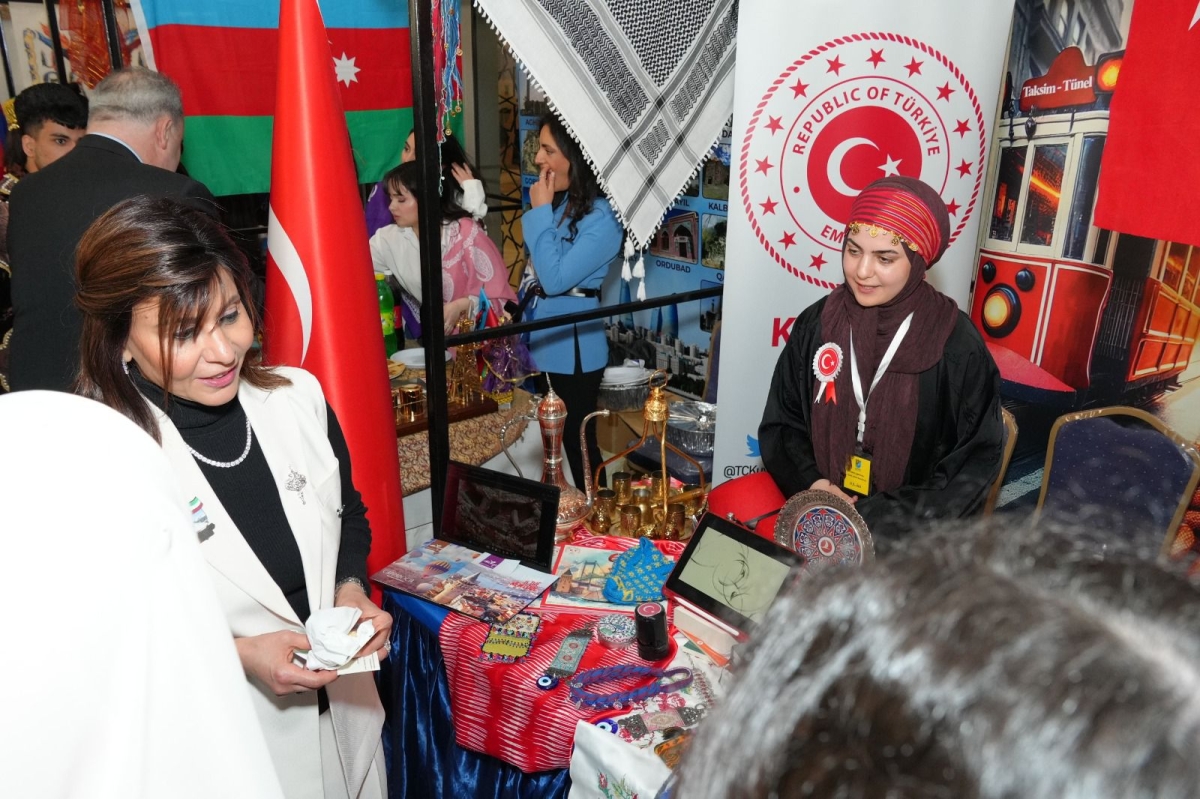 دينا الميلم خلال جولة في المعرض