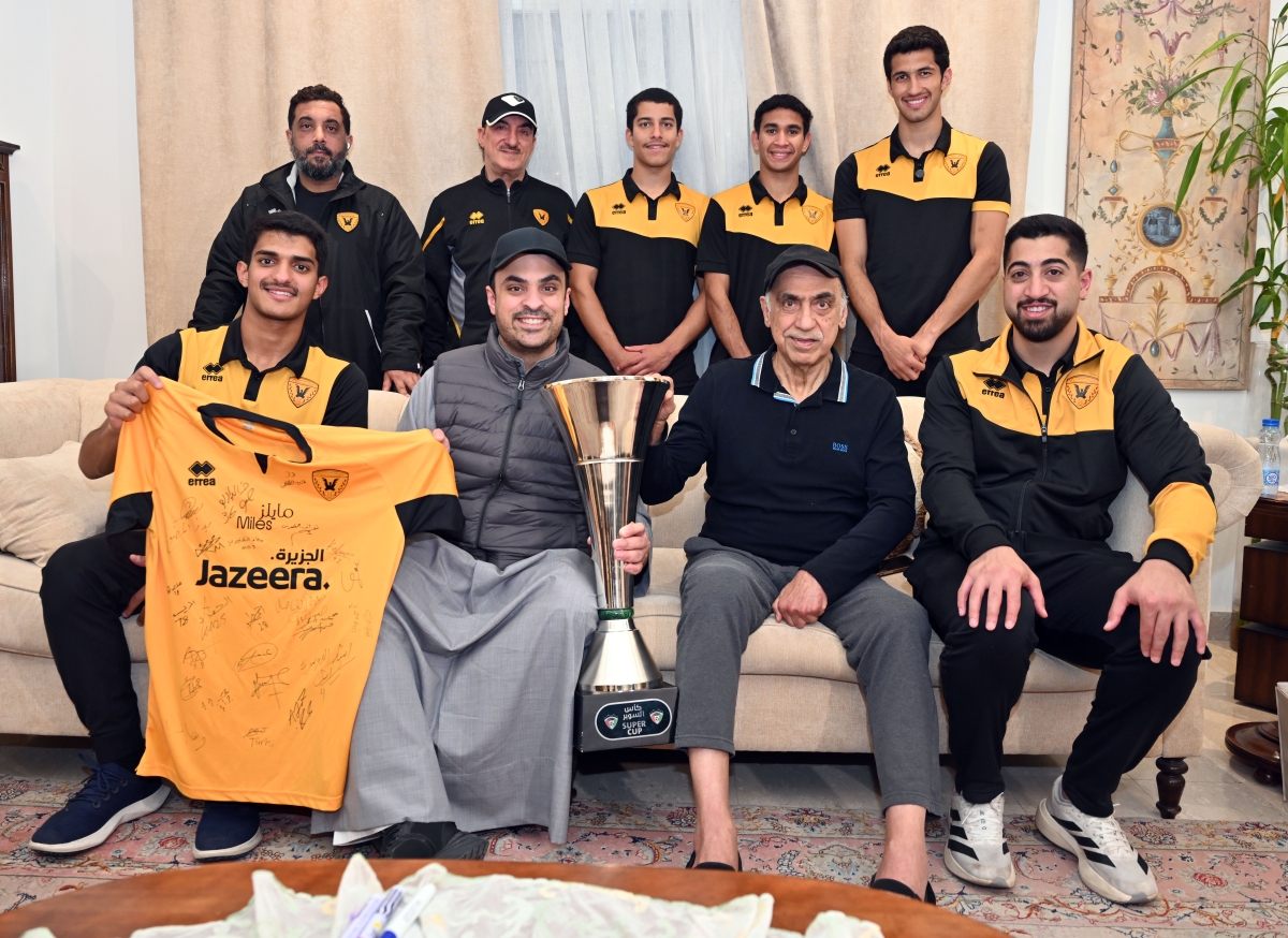 النجم جاسم يعقوب ونجله محمد في صورة تذكارية مع «السوبر» واللاعبين