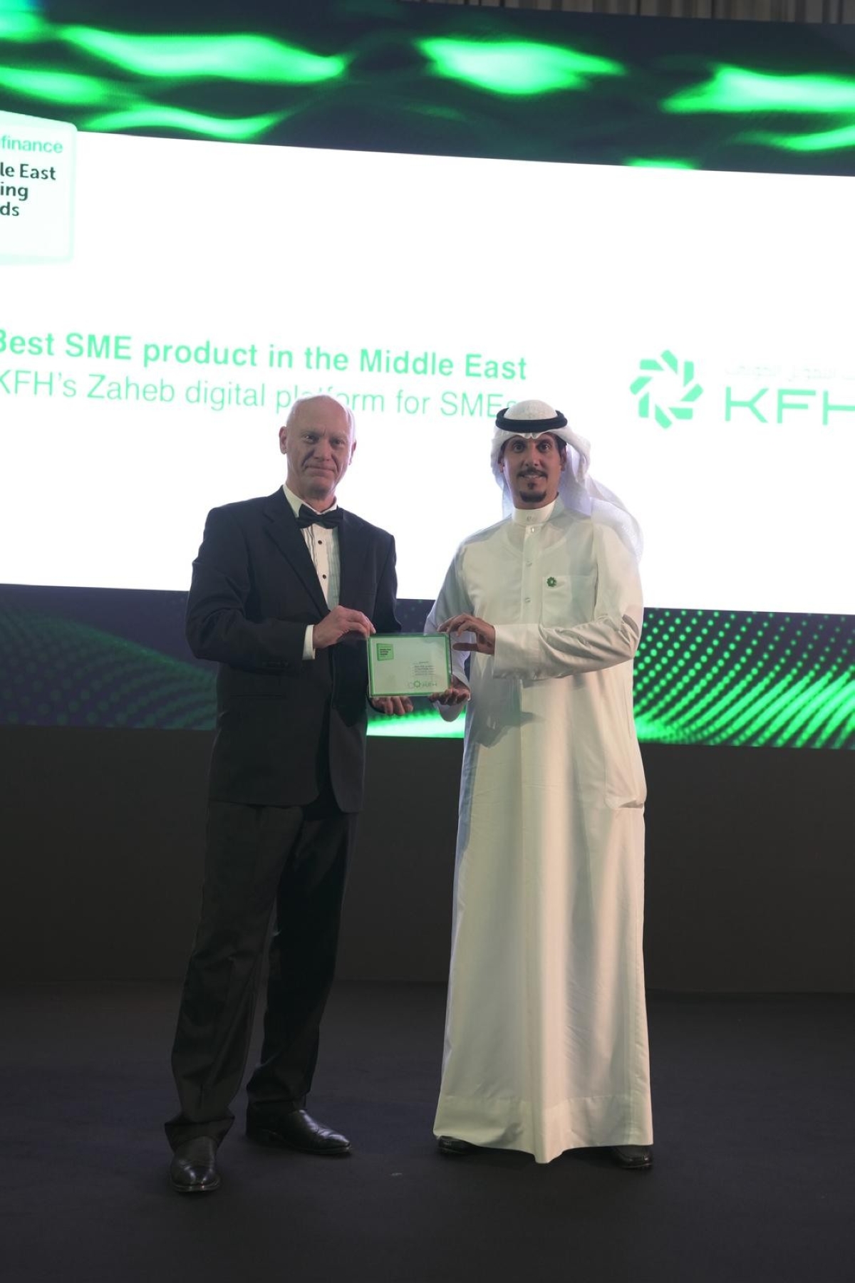 خالد الرخيص متسلّماً جائزة من «إيميا فاينانس»