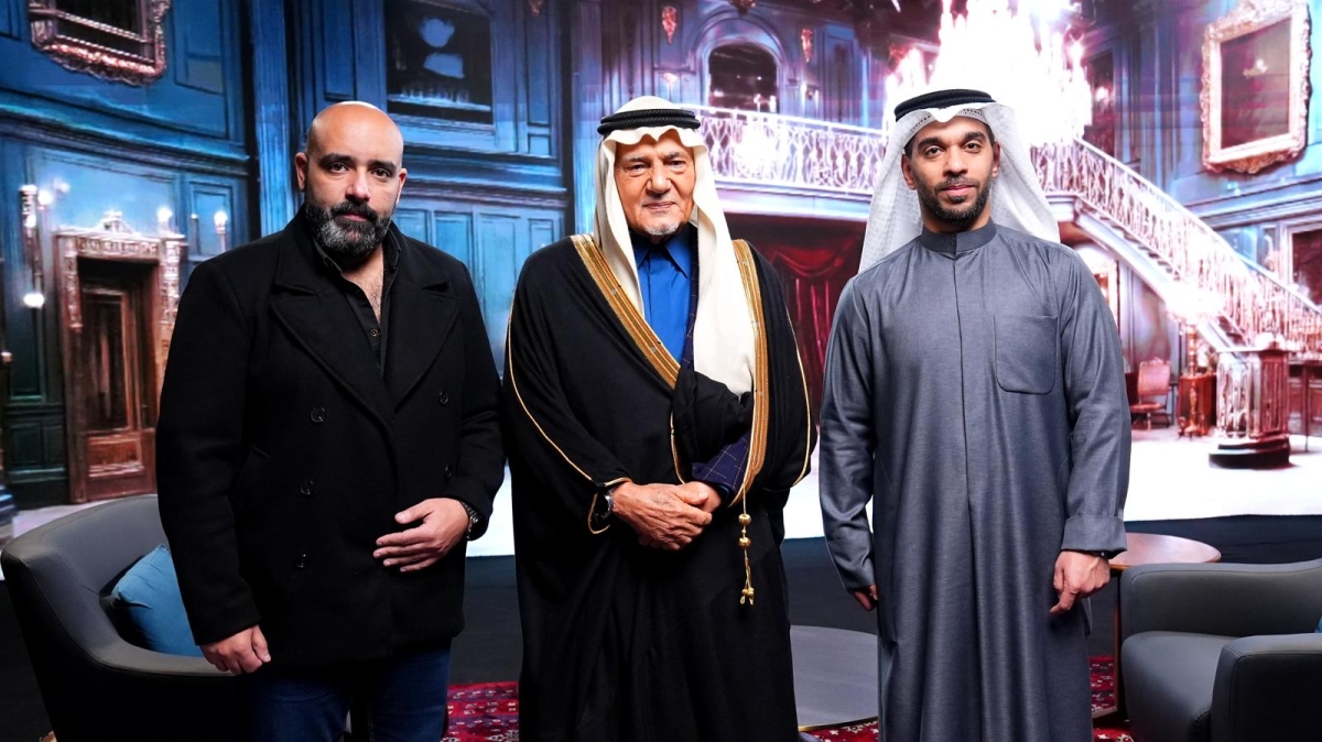 تركي الفيصل يتوسط مدير عام تلفزيون «الراي» عبدالله القلاف ومخرج البرنامج نائل مدني