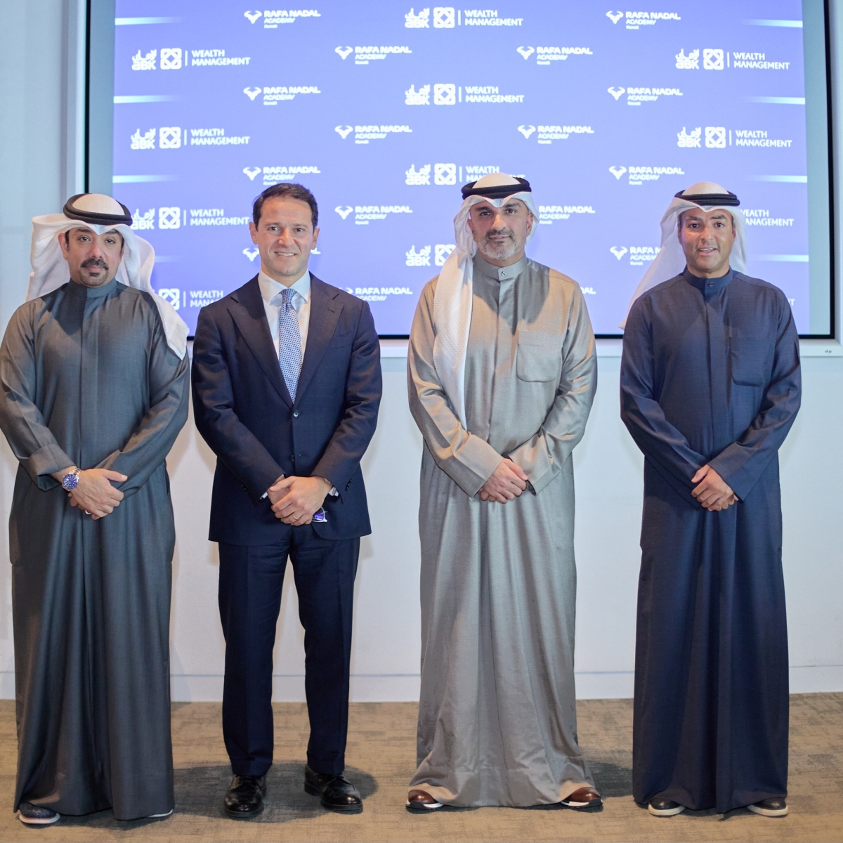 د. جواد متوسطاً المرزوق وشريف الرافعي وصقر آل بن علي خلال إعلان الرعاية