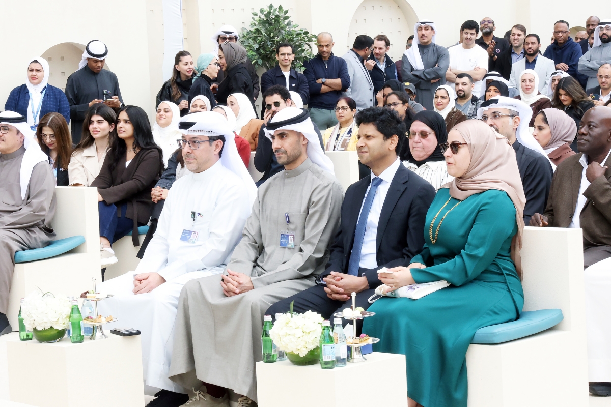  الخرافي والغربللي والسفير البريطاني خلال الحفل