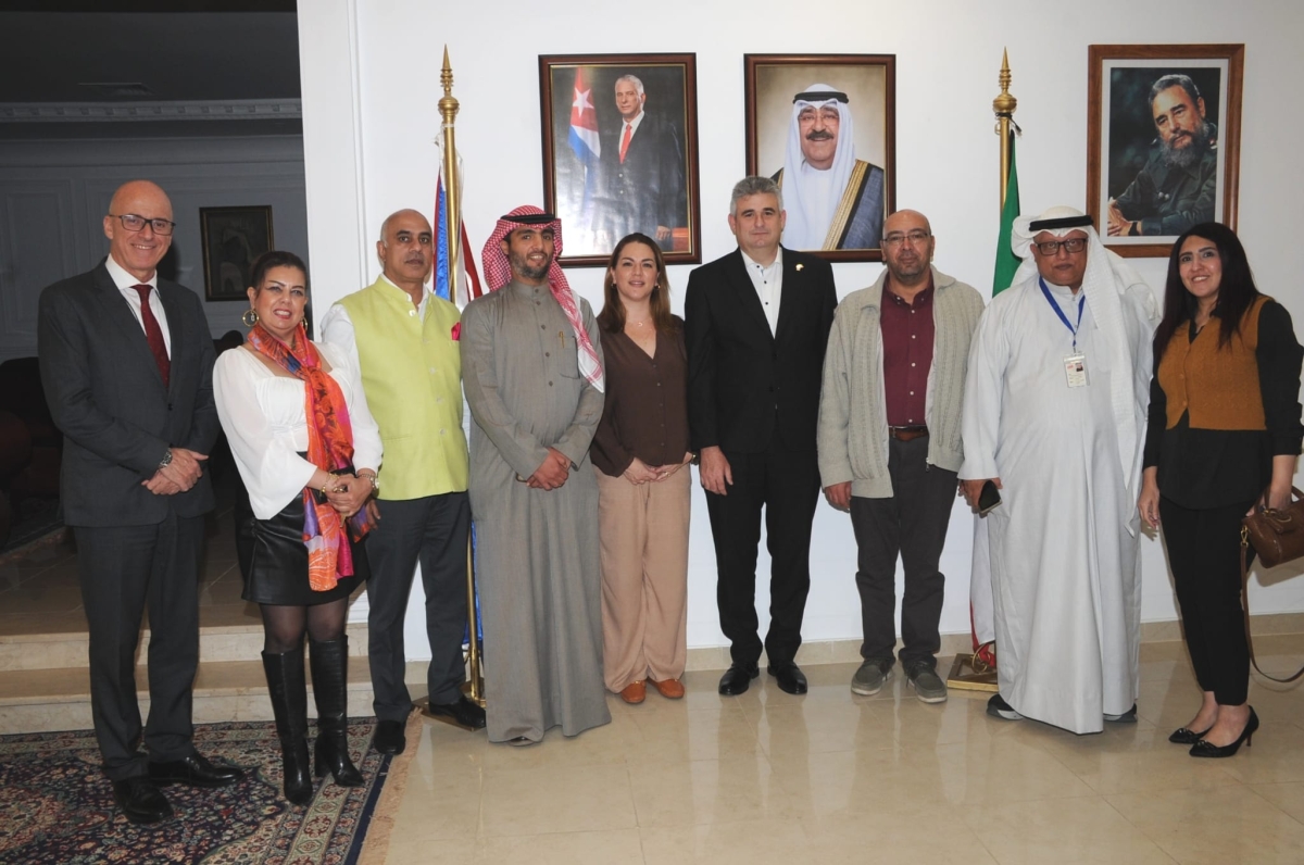 السفير الكوبي متوسطاً الإعلاميين