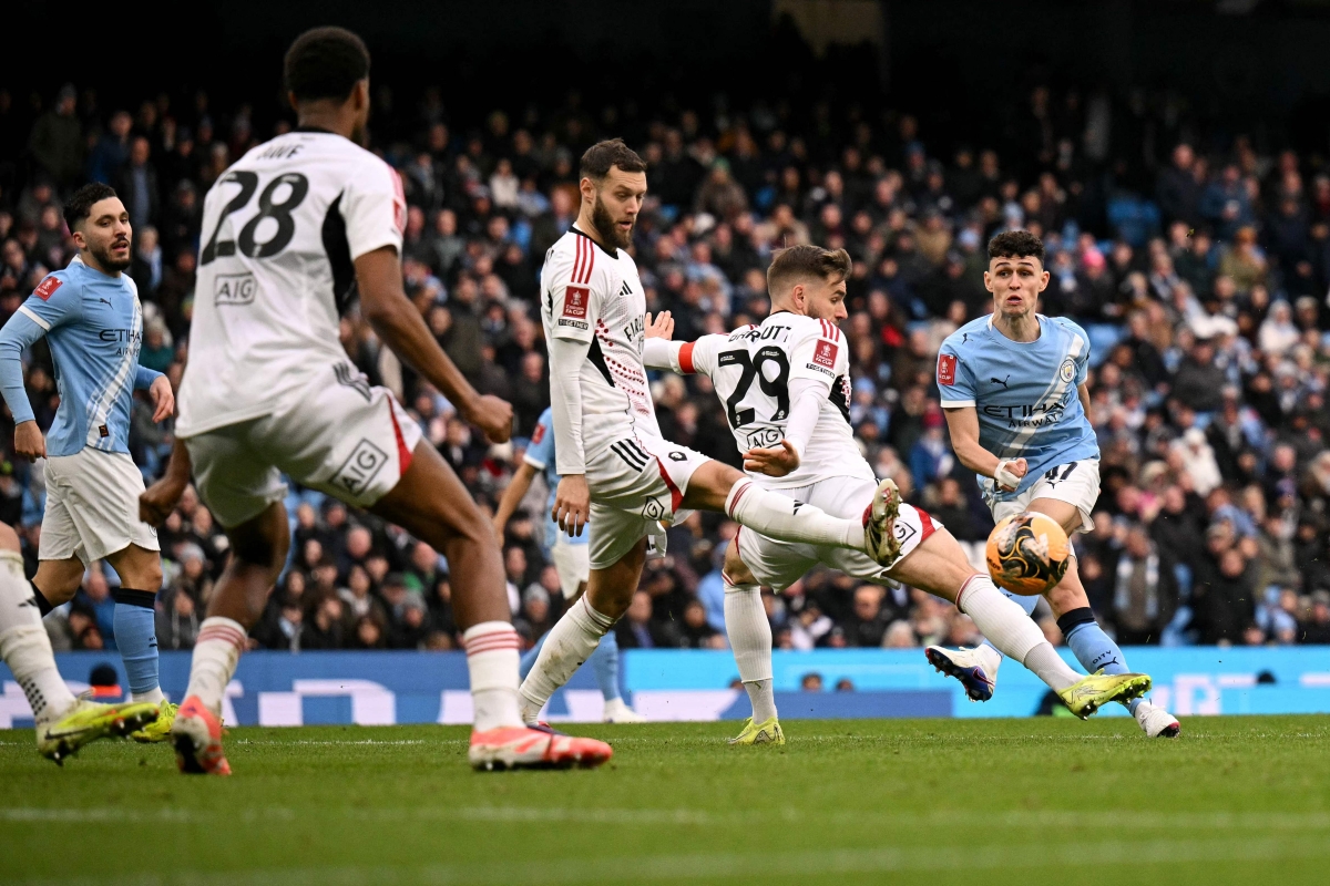  فيل فودن مسدداً الكرة على مرمى سالفورد (أ ف ب)