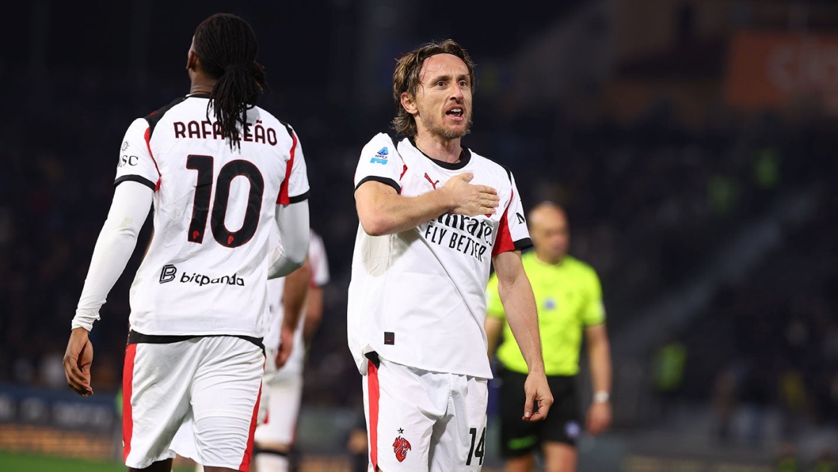 لوكا مودريتش محتفلاً بهدفه في مرمى بيزا