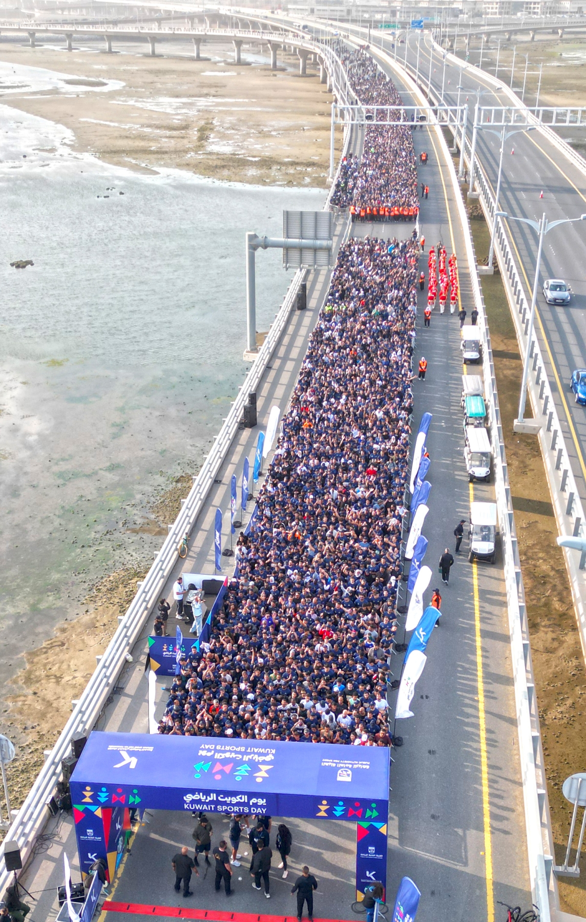 آلاف المشاركين على امتداد جسر جابر في انتظار الانطلاق (تصوير أسعد عبدالله)