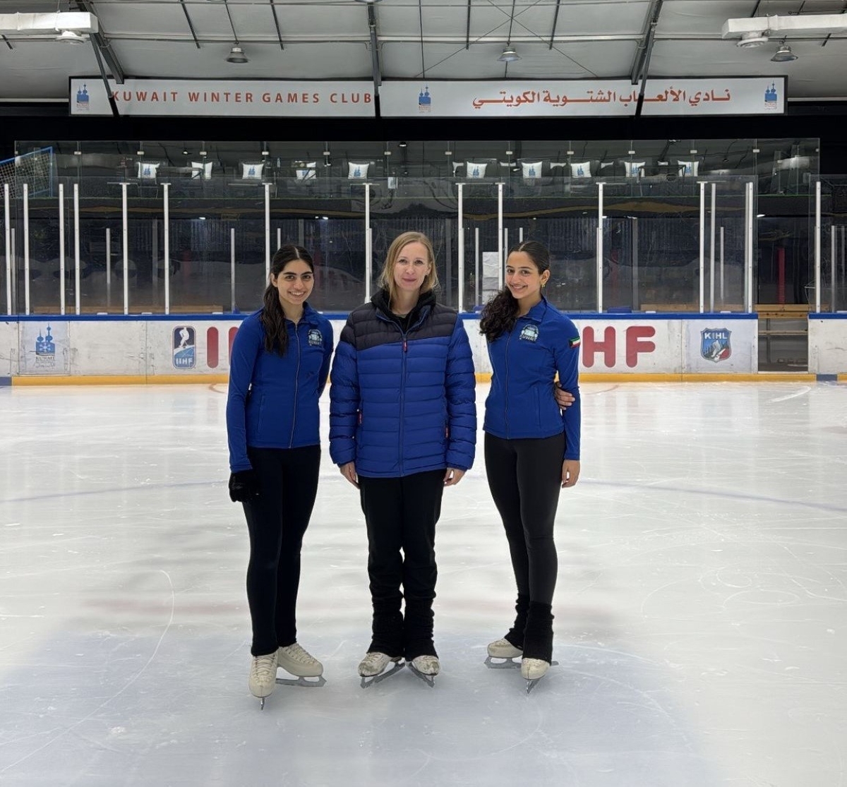 اللاعبتان لارا البراك وسما جراغ مع مدربتهم