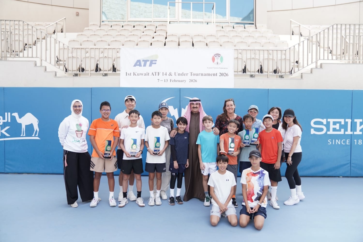 الغريب متوسطاً الفائزين