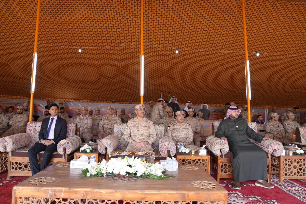 الفريق الشريعان ووكيل «الدفاع» وسفير بريطانيا خلال حضور التمرين