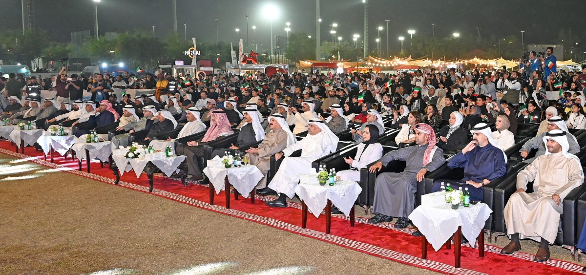 الشيخ فهد اليوسف يتوسط الحضور خلال الفعالية 