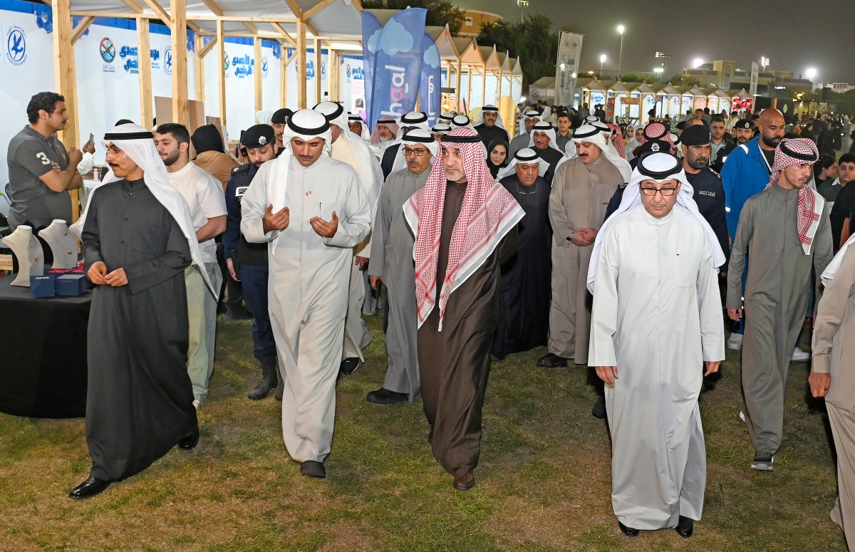 الشيخ فهد اليوسف خلال جولته في المعرض  