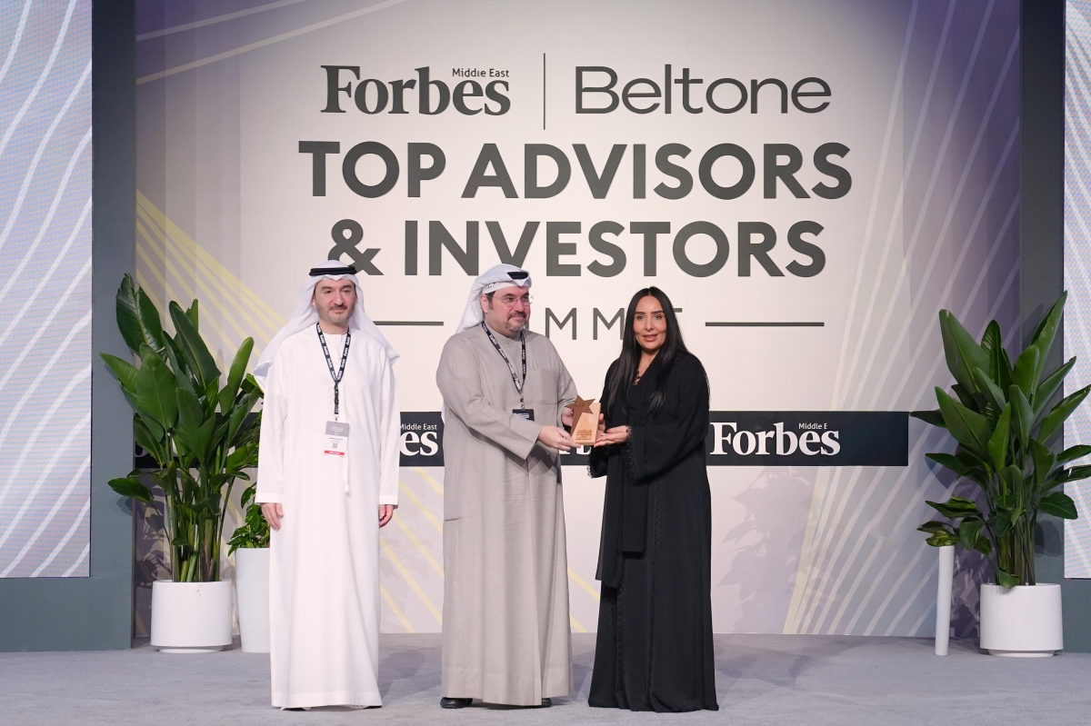 صرخوه متسلّماً الجائزة خلال حفل التكريم 