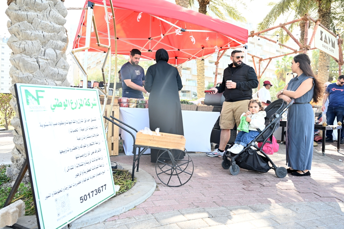 إقبال على ركن شركة المزارع الكويتي