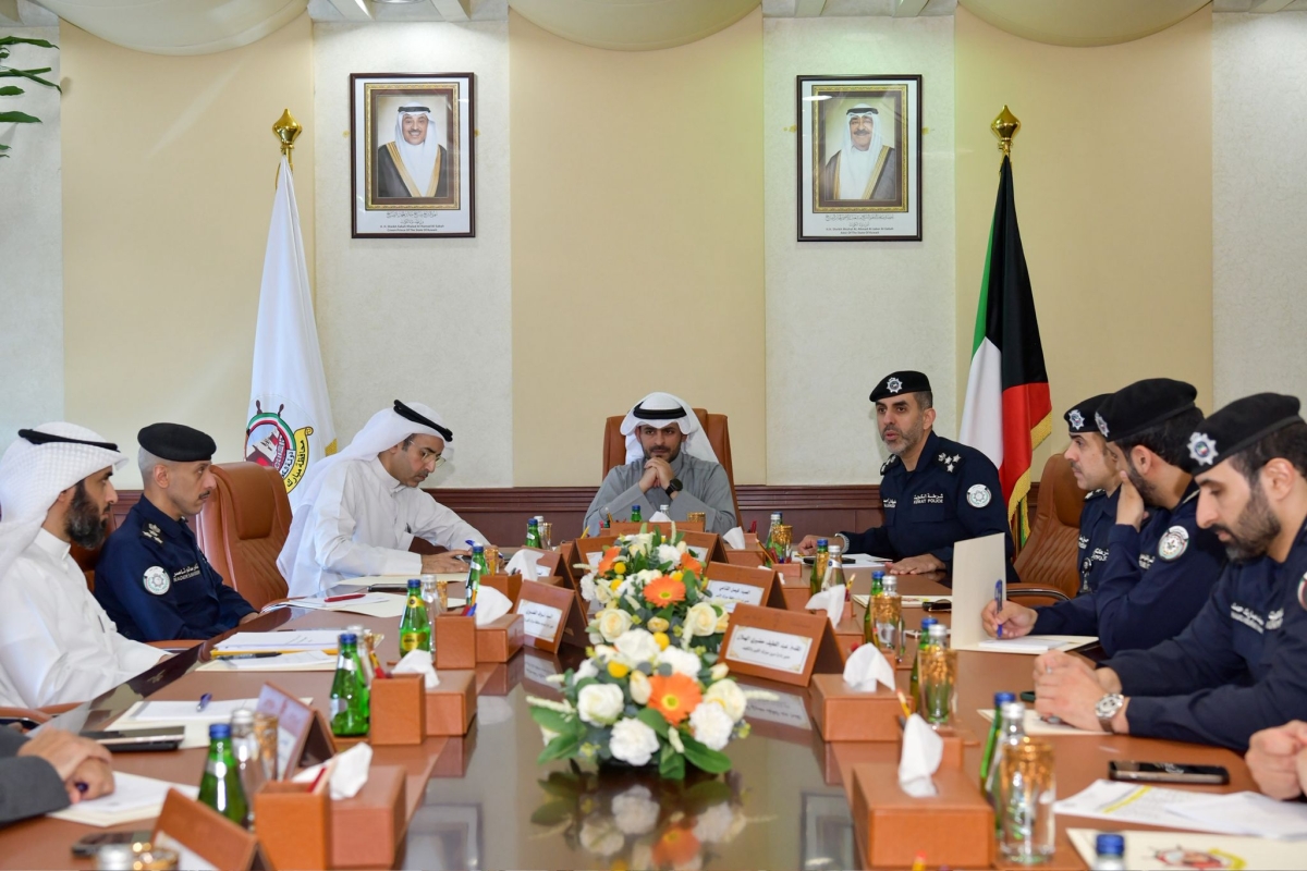 المحافظ خلال اجتماعه بممثلي الجهات الحكومية