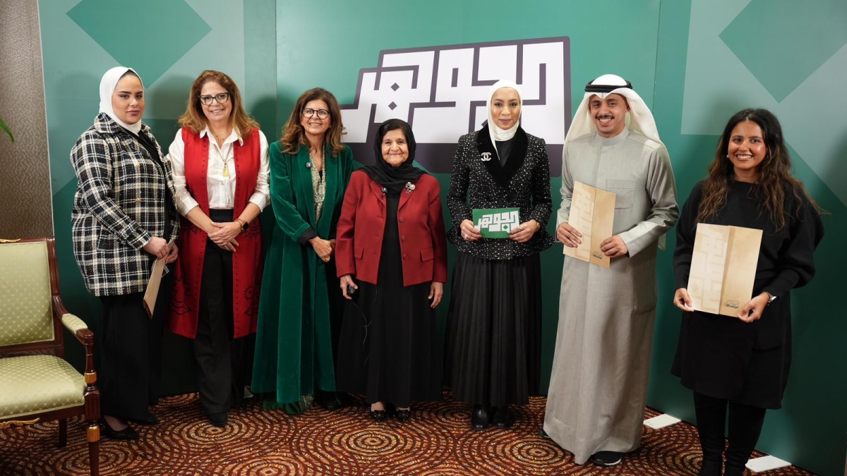 صورة جماعية ختامية للمشاركين مع شفيقة المطوع وفارعة السقاف ونادين مجذوب