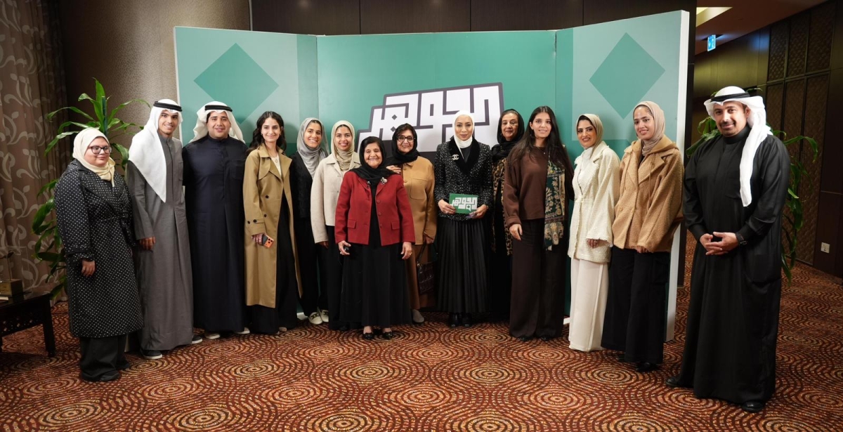 صورة جماعية للحضور من أفراد أسرة شفيقة المطوع