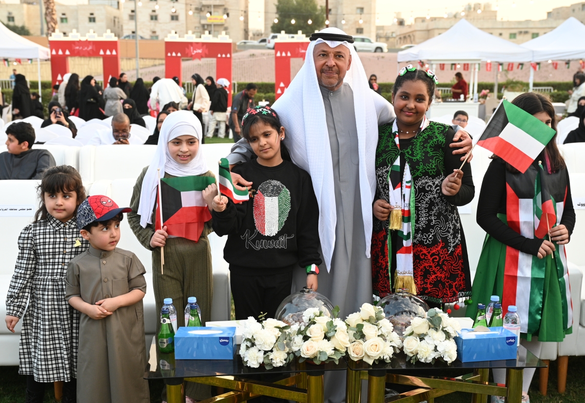 محافظ الفروانية في لقطة مع عدد من الأطفال (تصوير نايف العقلة)
