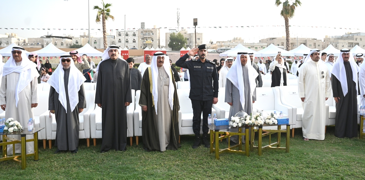 المحافظ في مقدم الحضور خلال عزف السلام الوطني