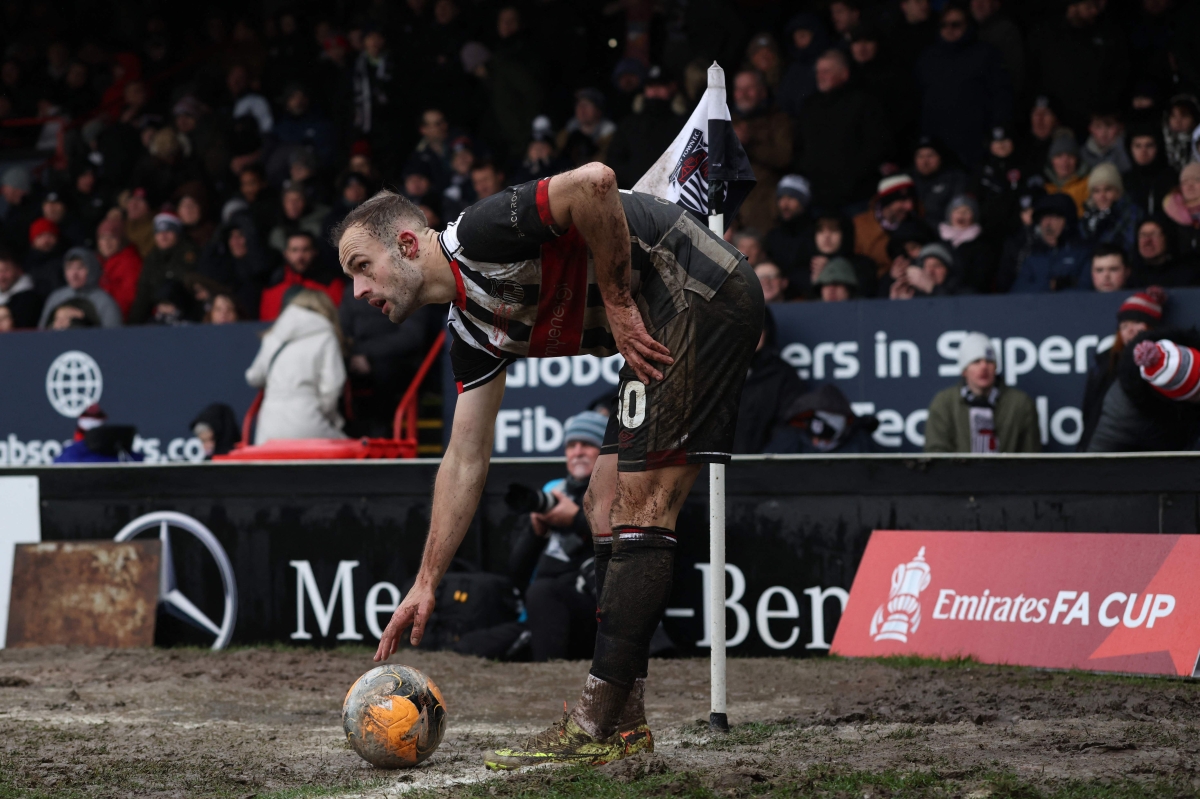 مباراة  غريمسبي وولفرهامبتون أقيمت على أرضية سيئة (أ ف ب)