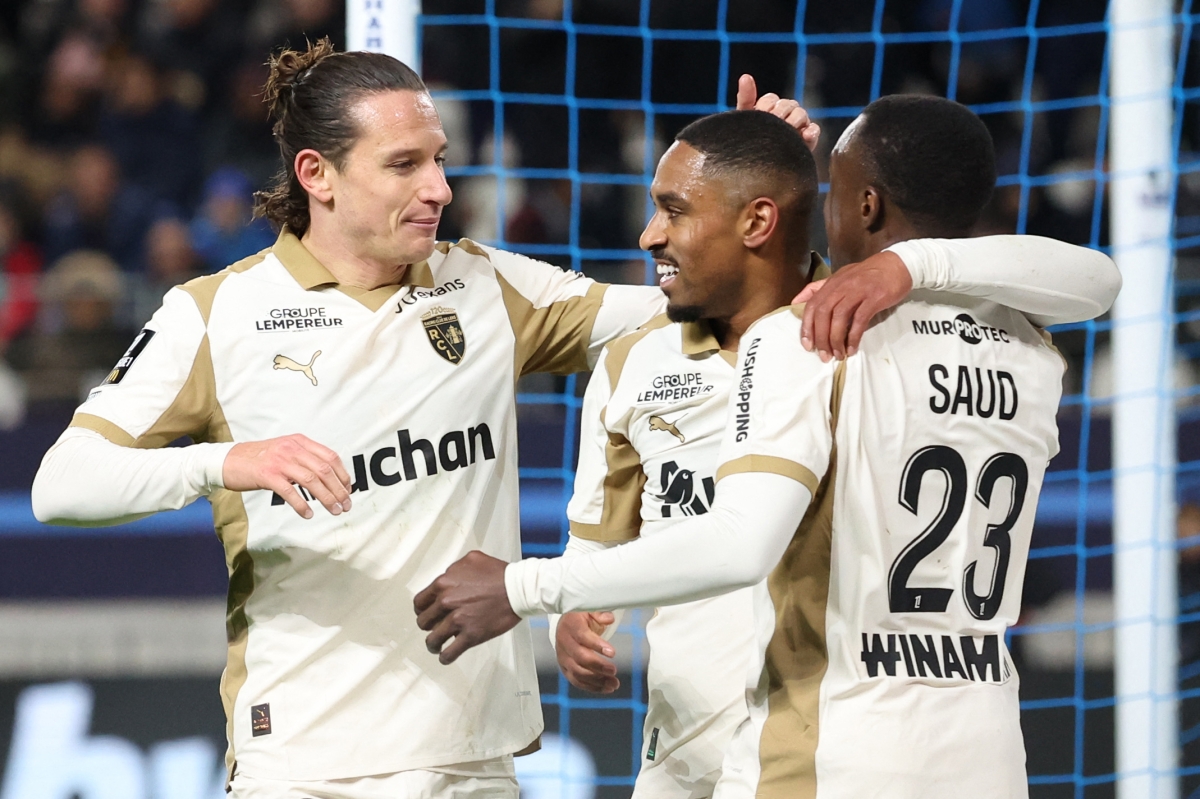 ويسلي سعيد محتفلاً بهدفه مع سعود عبدالحميد وفلوريان توفان (أ ف ب)