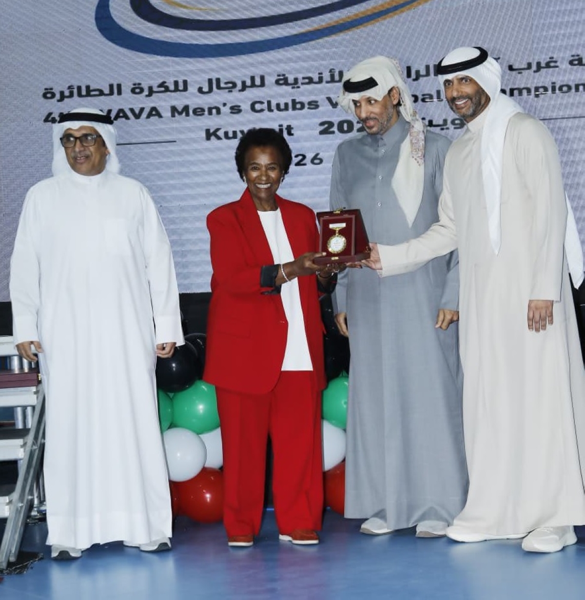 الكواري مكرماً نعيمة الأحمد