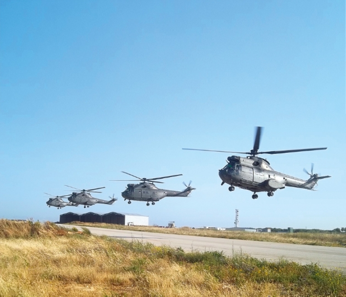 مروحيات تهبط في قاعدة حامات الجوية (أرشيفية)