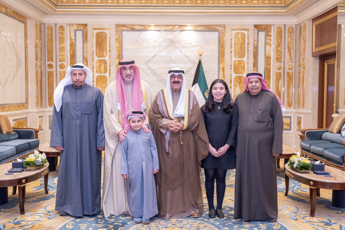 سمو الأمير مستقبلاً بحضور رئيس الوزراء بالإنابة أسرة شهيد الواجب خالد الشرف