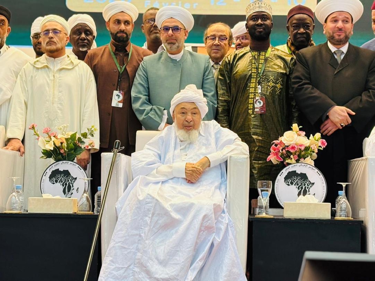 الشيخ بن بية متوسطاً المشاركين