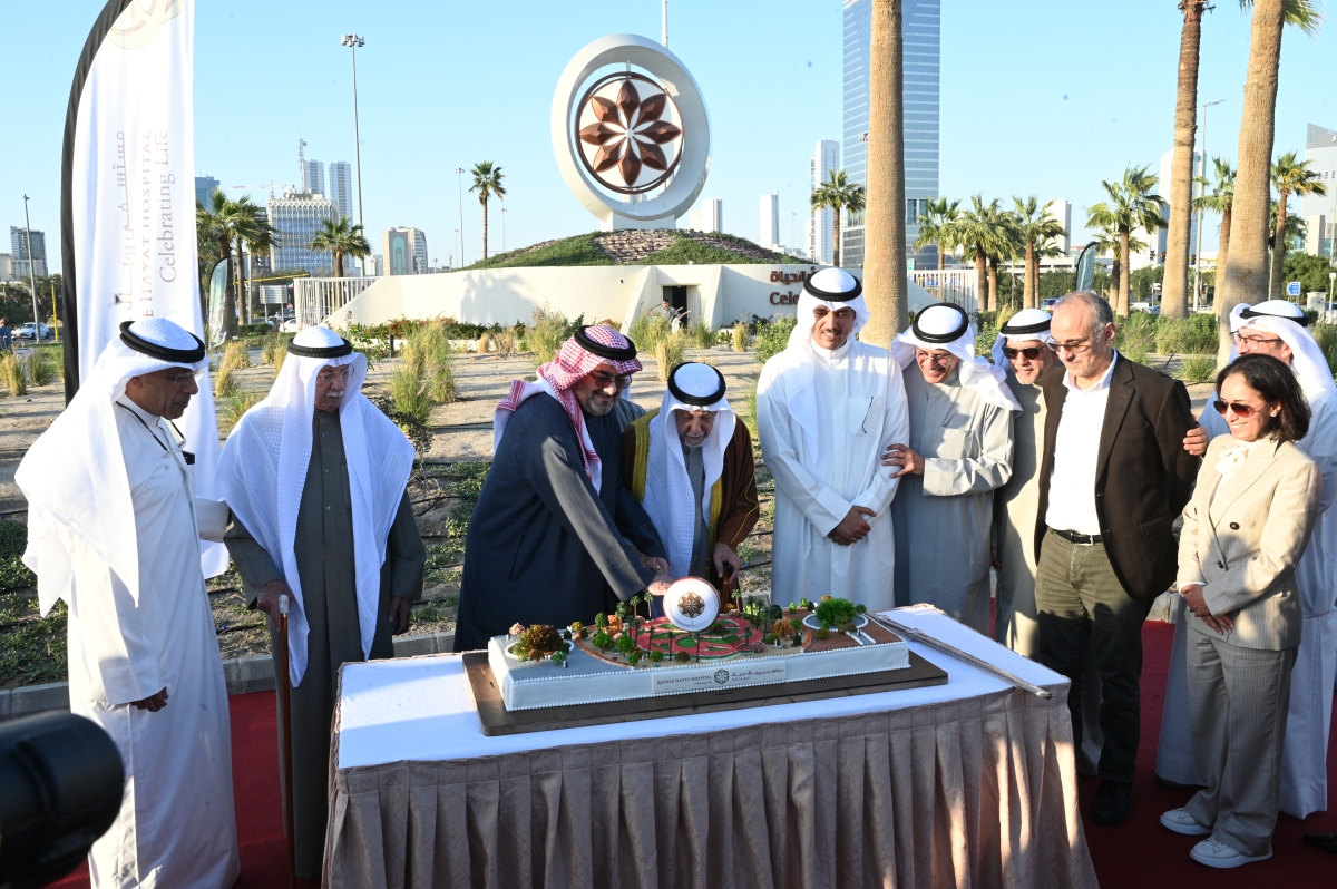 عبدالعزيز الغنام ومحاظف العاصمة يقطعان قالب الحلوى أمام النصب بحضور محافظ الأحمدي (تصوير نايف العقلة)