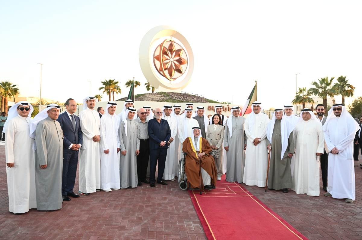 محافظا العاصمة والاحمدي وعبدالعزيز الغنام يتوسطان الحضور أمام النصب (تصوير نايف العقلة)