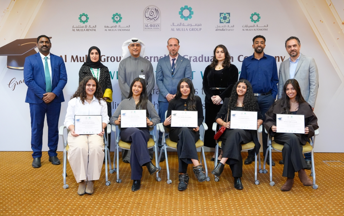 ممثلو «الملا» والمدرسة مع الطالبات المكرمات 