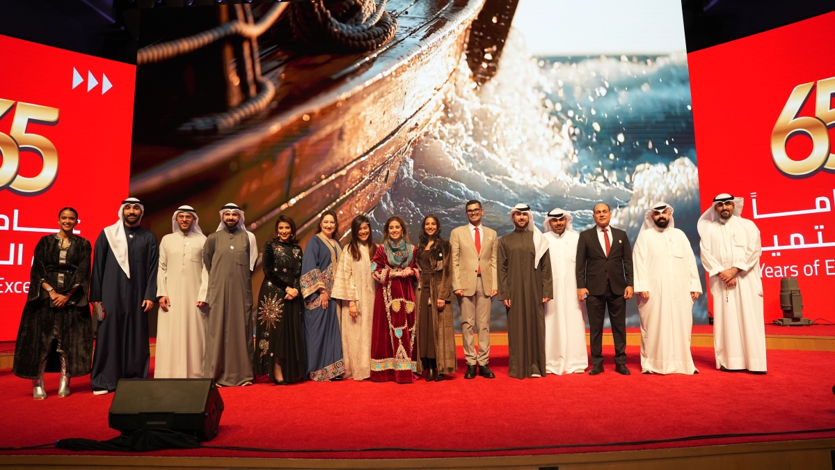 صورة جماعية لعدد من فريقي التسويق والموارد البشرية
