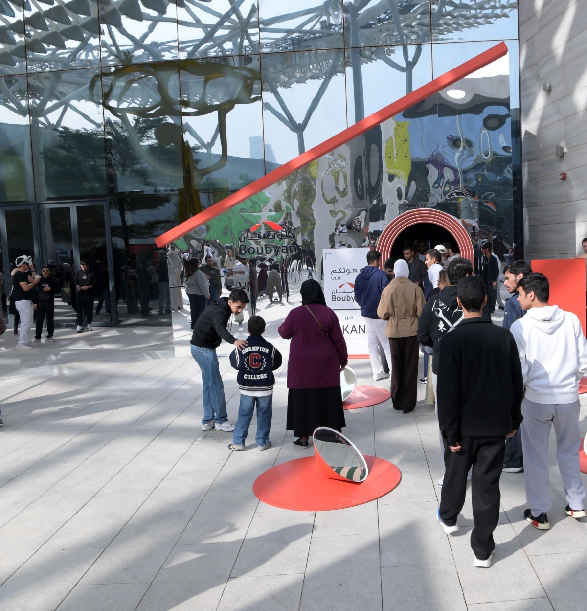 جانب من الحضور بفعالية «قوت ماركت»