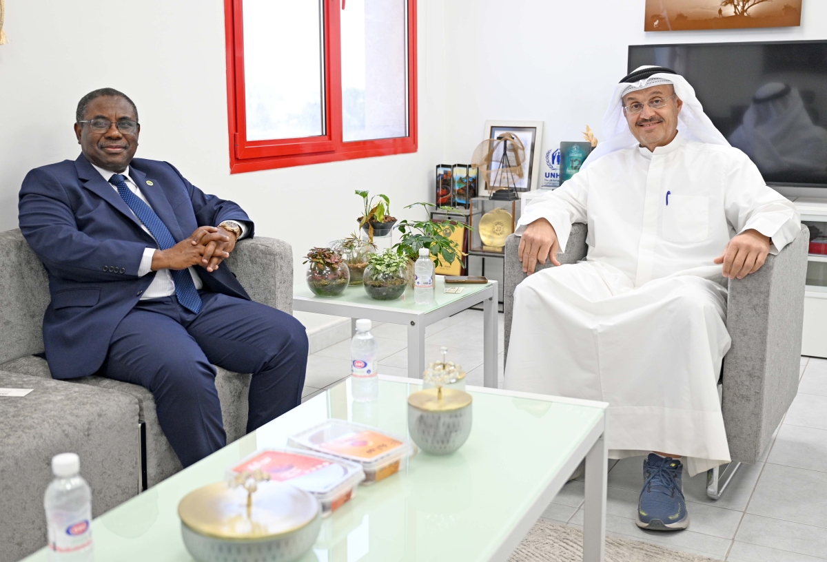 رئيس تحرير «الراي» مستقبلاً سفير تنزانيا (تصوير نايف العقلة)