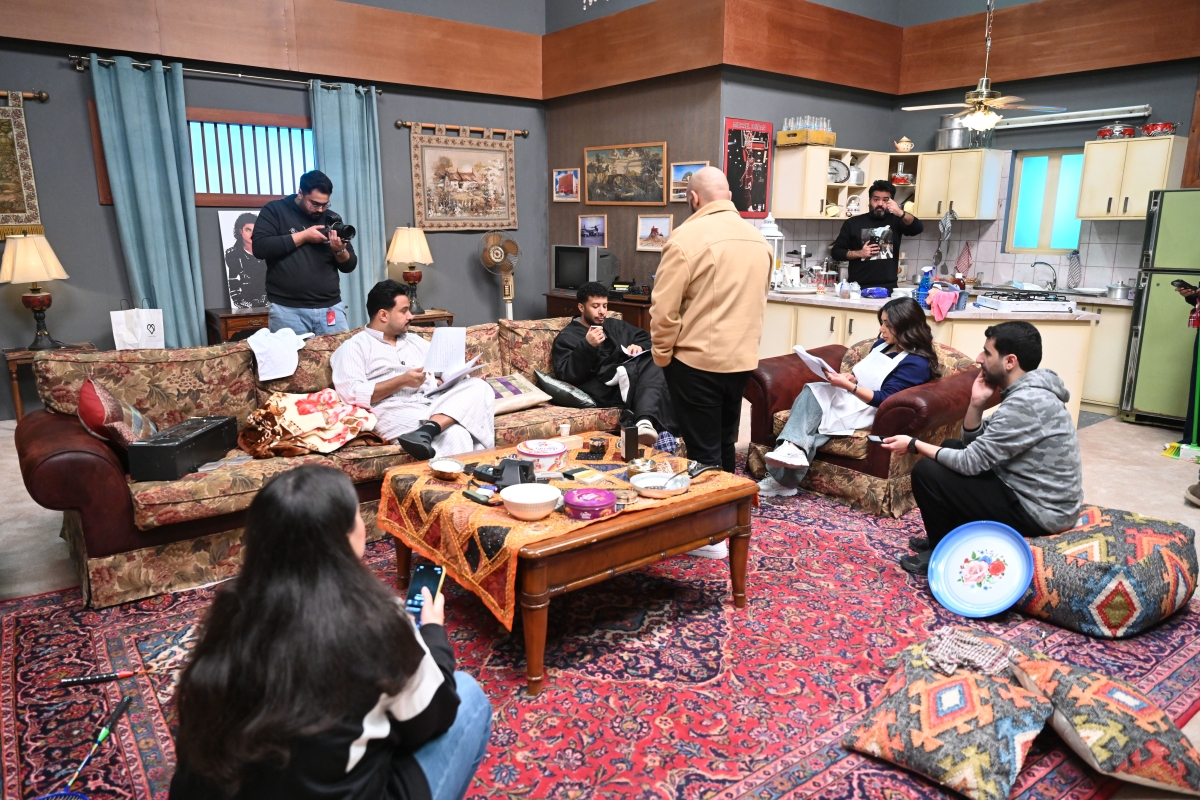 متابعة من المخرج وفريق الإعداد من داخل «اللوكيشين» (تصوير أسعد عبدالله)