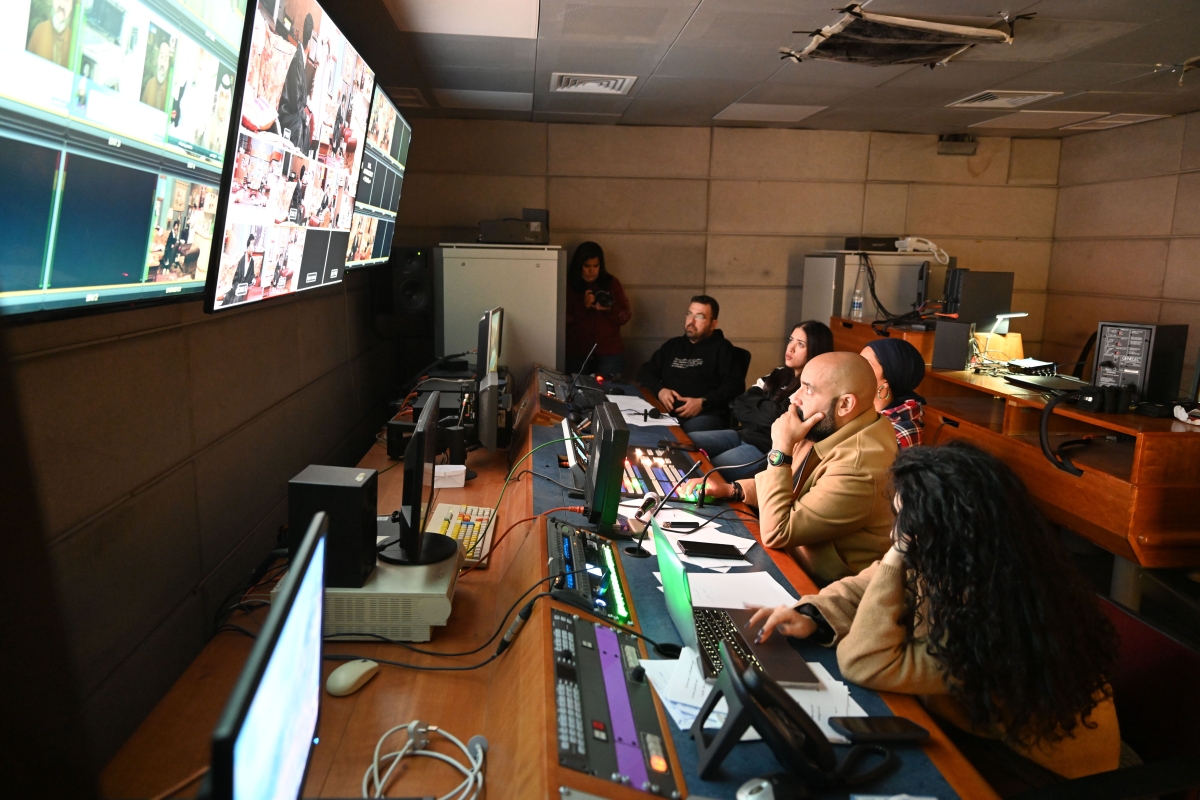نائل مدني يتابع مجريات التصوير من داخل غرفة «الكونترول»